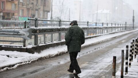 След гръмотевиците и дъжда: Понеделник започва със сняг