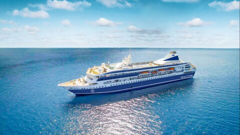 Корабът, оставил жена на отдалечен остров: Сега заседна на риф