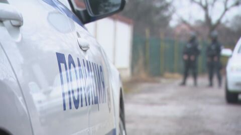 Снимка: Тормоз в монтанско село: Младежи влизат в домовете на хората. Нападат с шишета, тухли, керемиди