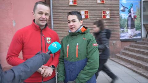 "5 човека ще висим днес на мартеницата": Баща и син спускат гигантско украшение от скалите над село Гара Лакатник