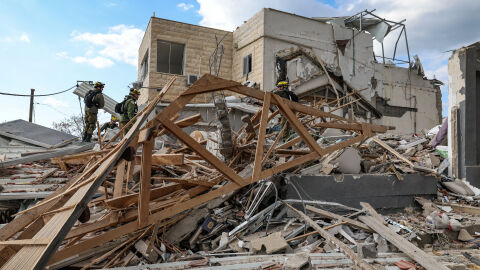Ракета удари жилищна сграда в Израел: Има загинали и ранени, сред които и дете (СНИМКИ И ВИДЕО)