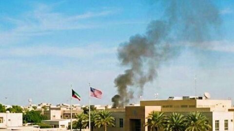 Дим се издига над района на американското посолство в Кувейт