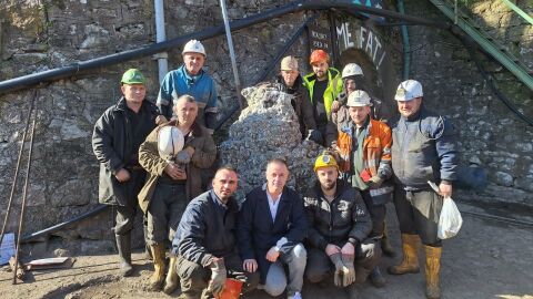 "Символ на упорита работа и несломим дух": Извадиха гигантски кристал с дължина 1,40 м и ширина 1,20 м 