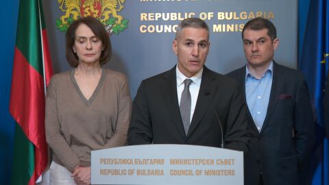 Снимка: Извънредна среща при Гюров: Имаме осигурени достатъчно самолети, готови да извършат полети (НА ЖИВО)