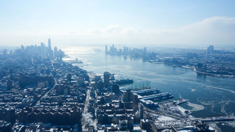 „Още едно чудо на Хъдсън“: Самолет се разби в ледените води на реката, всички на борда оцеляха 