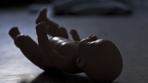 Бебе на два месеца почина след побой, бащата е обвинен за убийството