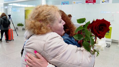 Първият самолет от Дубай с българи кацна на летището във Варна (ВИДЕО)