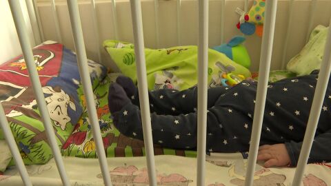 Кой ще приюти близнаците: 9-месечни бебета живеят в болница от раждането си