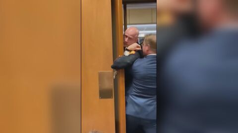 Бивш морски пехотинец е със счупена ръка заради протест в Капитолия срещу войната в Иран (ВИДЕО)