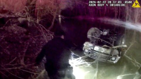 „Моля те, Боже, моля те“: Спасиха 19-годишно момиче от потъваща кола в ледена река