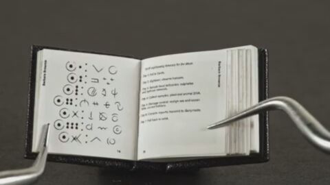  3-грамова книга полита към Луната