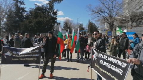 Протест срещу високите сметки за ток: Недоволни блокираха границата при Силистра