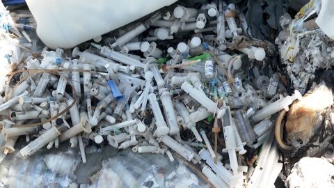 Капан на абсурда: Стотици хора живеят в района на сметище с опасни отпадъци 