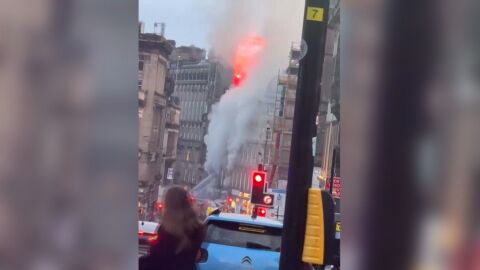 Пожар срути сграда до централната жп гара в Глазгоу, десетки влакове са отменени (СНИМКИ и ВИДЕО)