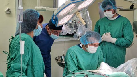 Роботизирана ръка помогна при четири операции със слухов имплант в ИСУЛ