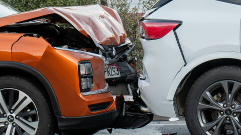 Шофьор се вряза в автокъща край Стара Загора, блъсна шест коли и избяга