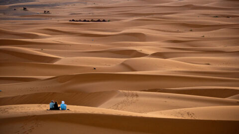 Семейството на бизнесмен бяга през пустинята от Дубай към Оман с бебе на ръце