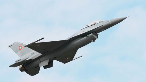С какво се отличава F-16 - изтребителят, който доминира небето?