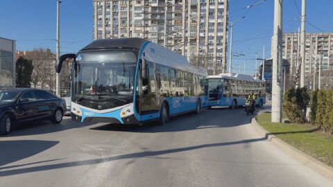 Продължават протестите за по-високи заплати: В Русе шофьори от градския транспорт блокираха движението