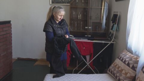 Самотна майка мечта за футболни бутонки за сина си и танцови обувки за дъщеря си