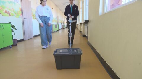 Бастун, който „вижда“ препятствия: Изобретението е на ученици и помага на хора със зрителни проблеми