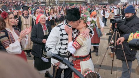 Истинска сватба на „Сурва“: Двойка си каза „Да“ пред 10 000 души