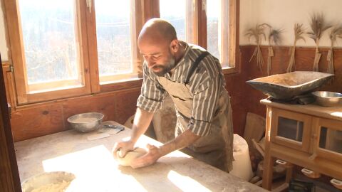 Тайната на добрия хляб: Как млад мъж пази жива професията на дермендията?
