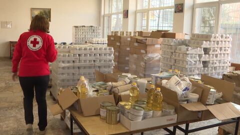 Помощи за социално слаби: Започна раздаването на пакети с храни от първа необходимост 