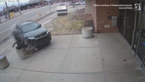 След засичане кола се вряза в административна сграда (ВИДЕО)