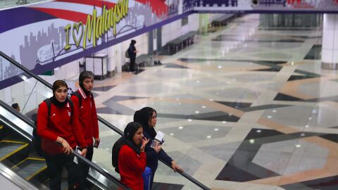 Част от женския национален отбор по футбол на Иран се връща в родината си