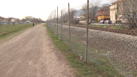 Опасна железопътна артерия във Враца: Системно разрушават ограда, която пази пешеходците от ЖП линиите 