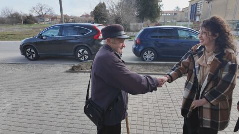 Ученичка намери и върна портфейла на 90-годишен мъж, търсил пенсията си часове наред