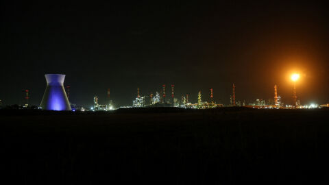 Иранска ракета удари петролна рафинерия в израелския град Хайфа (ВИДЕО)