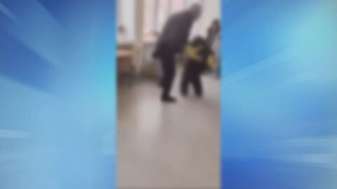 Шокиращ случай на агресия в училище: Охранител удря седмокласник (ВИДЕО)