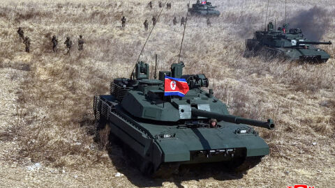 След ракетните изпитания и стрелбата с пистолет: Ким Чен-ун се качи на танк с дъщеря си (СНИМКИ)