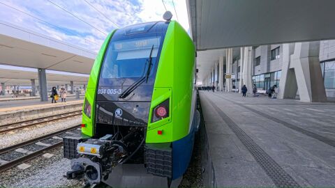 160 км/ч, Wi-Fi и място за 600 пътници: Първият нов влак „Шкода“ пристигна в София (СНИМКИ)