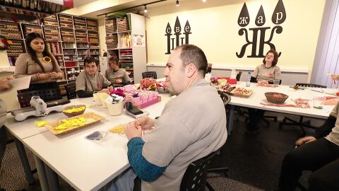 „Обичам да работя като всички“: Хора със синдром на Даун творят в „Светът на Мария“