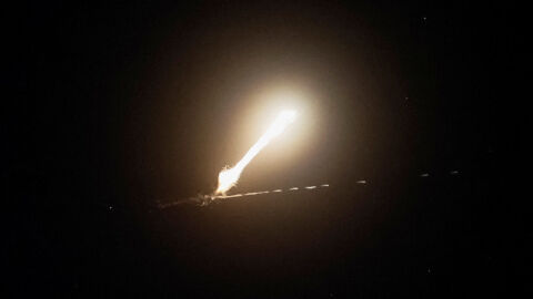 Великобритания отвръща на атаките на Иран, след като бяха изстреляни балистични ракети срещу британски остров 