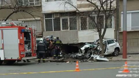 22-годишна шофьорка удари пешеходец, дърво и сграда в Стара Загора (СНИМКИ и ВИДЕО)