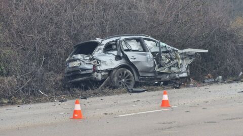Шофьор се вряза в камион, загина на място край Враца (СНИМКИ)