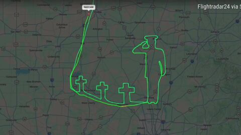 Пилот изрисува фигури чрез самолета си в памет на загинали войници в Ирак (ВИДЕО)