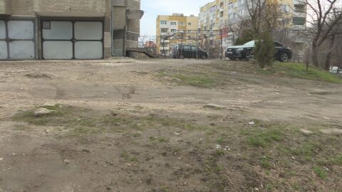 40 г. живущи чакат асфалт около блока си: "Газим през калта" и "Само ядем едни сладки десерти"