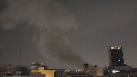 Железният купол на Израел спира част от изстреляните от Иран ракети. Някои обаче поразяват сгради