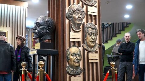 Поставиха маски на Катя Паскалева, Васил Попов и Константин Коцев в Сатиричния театър