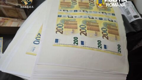 1 200 000 фалшиви евро: Нелегалната печатница за пари била в новопостроена двуетажна къща в изолиран район (СНИМКИ)