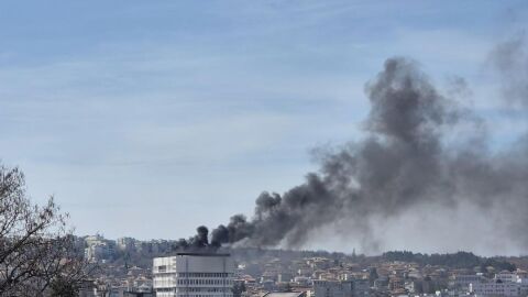 Пожар гори на покрива на сградата на общината в Разград, всички са евакуирани