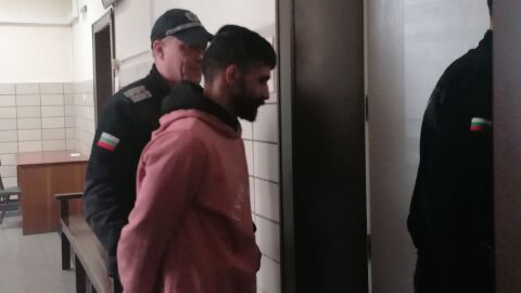 26-годишният мъж, откраднал кутията с дарения за болно дете, остава в ареста (СНИМКИ)