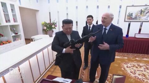 „В случай че се появят врагове“: Лукашенко подари автомат на Ким Чен-ун по време на визита в Пхенян (ВИДЕО)