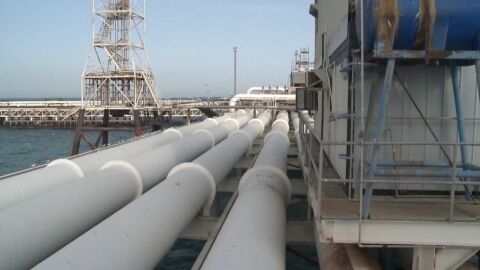 Петролът достига 110 долара за барел, Азия въвежда спешни мерки срещу енергийната криза