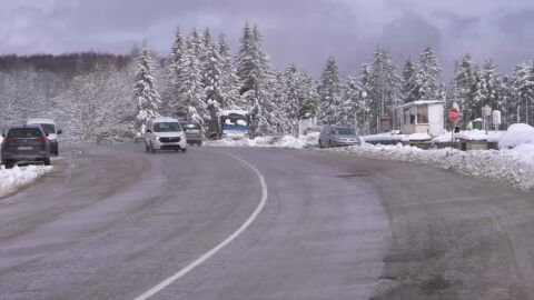 Сняг блокира Петрохан: Движението на тирове е ограничено